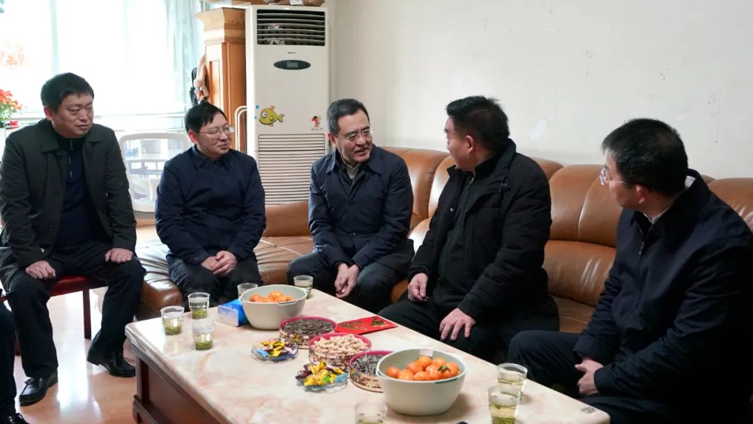 省国资委党委书记、主任冯文生等领导走访慰问省尊龙凯时集团老党员、老干部
