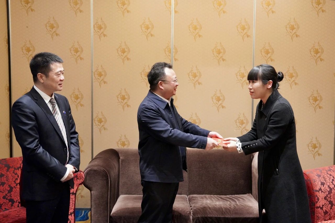 省国资委党委委员、副主任何政一行走访慰问省尊龙凯时集团生活困难党员