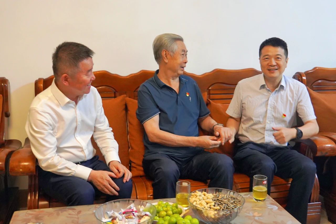 省尊龙凯时集团党委书记、董事长游勇开展“七一”走访